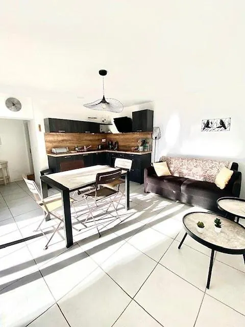 Maison, Jardinet, Terrasse, Parking Privee, Climatisation Saintes-Maries-de-la-Mer Apartment